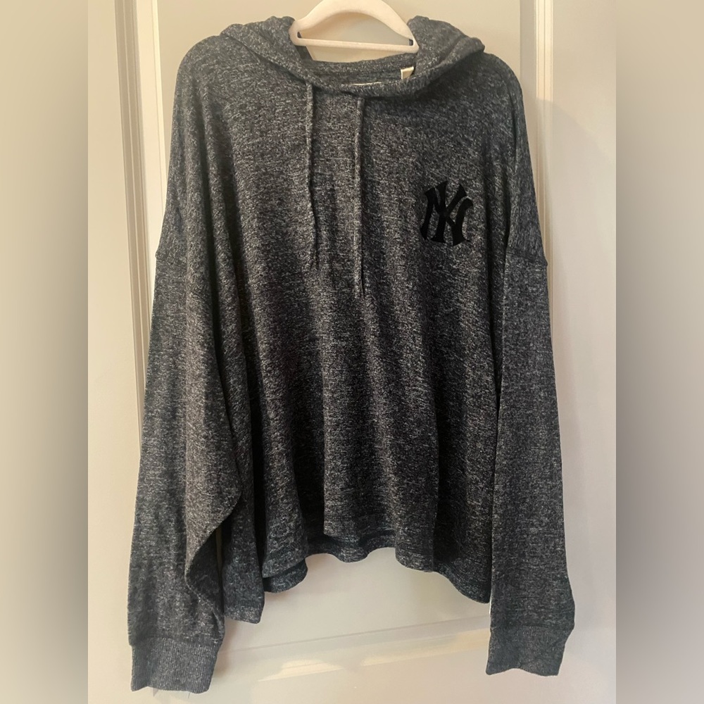 Women’s super soft oversized New York Yankees hooded sweatshirt